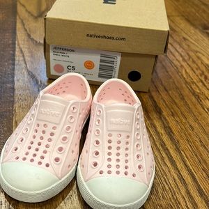 Pink size 5 natives, excellent condition!